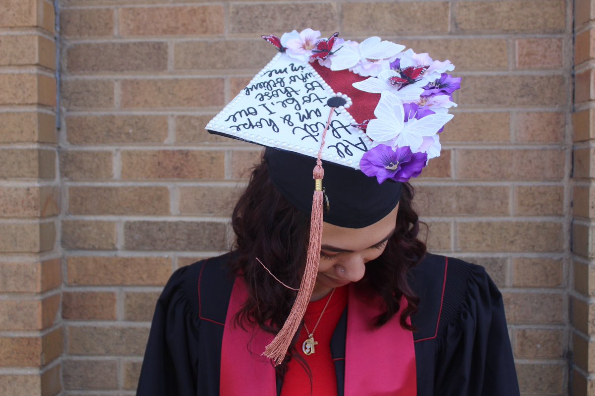 chealscheals_'s tweet photo. Took grad pics for my sister and my family is so beautiful wow 🥺👩🏽‍🎓 @destinysmith680 https://t.co/dH3QMAA9EG