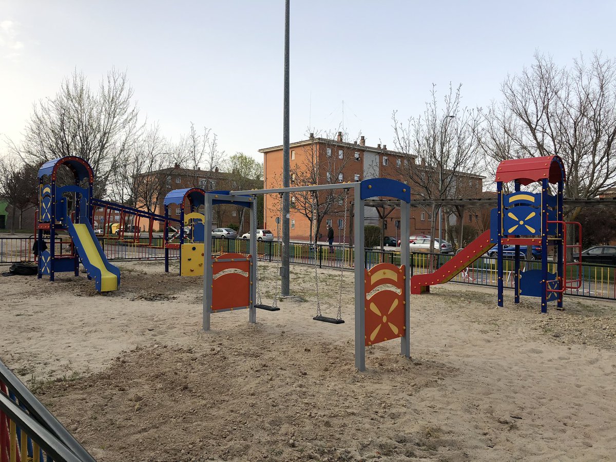 aytocuenca's tweet photo. Continúan los trabajos de renovación de parques infantiles 👧🏻 y el que está ya también a punto de finalizar es el de Villa Román junto a C/ Río Turia. En pocos días los más pequeños podrán disfrutar de los nuevos elementos 🎠, que estamos seguros de que les van a encantar 🙌🏻 https://t.co/shvZjjNKWO