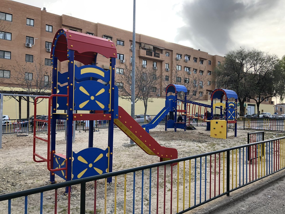 aytocuenca's tweet photo. Continúan los trabajos de renovación de parques infantiles 👧🏻 y el que está ya también a punto de finalizar es el de Villa Román junto a C/ Río Turia. En pocos días los más pequeños podrán disfrutar de los nuevos elementos 🎠, que estamos seguros de que les van a encantar 🙌🏻 https://t.co/shvZjjNKWO