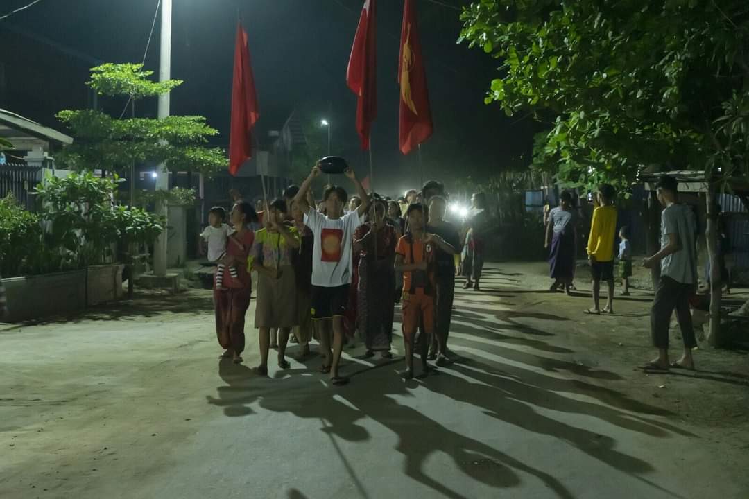 XueMei01's tweet photo. Anti - coup night strike in KyunHla, Sagaing Division tonight !

ABOMINABLE CRUELTY
#WhatsHappeningInMyanmar 
#Mar30Coup https://t.co/ffdjM00dZA