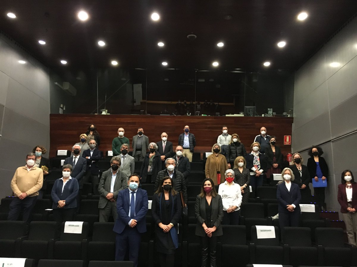 CasaCaridadOng's tweet photo. ▶️ ¡El @ICAV_abogados hace entrega del 'cheque solidario' a @CasaCaridadOng entre otras ONG's para financiar los proyectos sociales! 👏🏼👏🏼
#Solidaridad #ChequeSolidario https://t.co/vfJd04nwkX