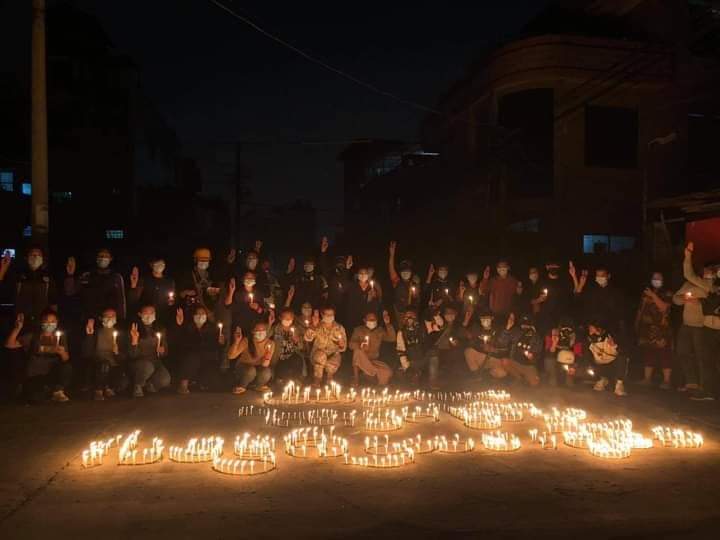 XueMei01's tweet photo. In Muse Shan State, people take part in night strike and tribute for their fallen townsman hero !! 

ABOMINABLE CRUELTY

#WhatsHappeningInMyanmar 
#Mar30Coup https://t.co/VPBOFwd0U9