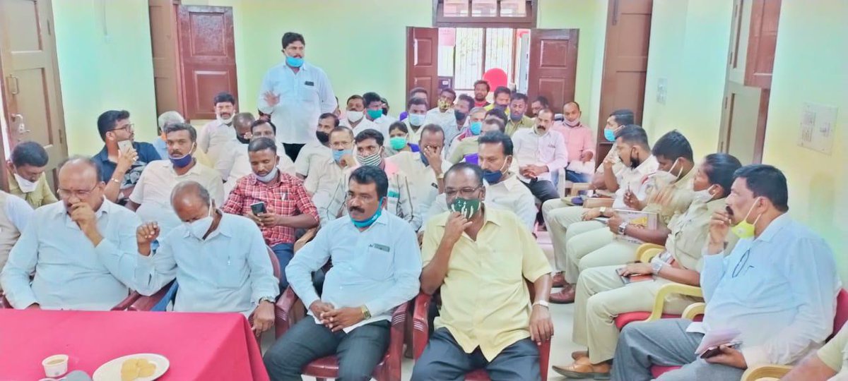 DspMandya's tweet photo. ಈ ದಿನ ಮಂಡ್ಯ ಉಪವಿಭಾಗ ಮಟ್ಟದ SC ST ಸಭೆಯನ್ನು ಆಯೋಜಿಸಿದ್ದು, ಮಂಡ್ಯ ಉಪವಿಭಾಗ ವ್ಯಾಪ್ತಿಯ ಪೊಲೀಸ್ ಠಾಣಾ ಅಧಿಕಾರಿಗಳು ಹಾಗೂ  SC ST ಮುಖಂಡರು ಹಾಜರಿದ್ದು ತಮ್ಮ ಗ್ರಾಮ ವ್ಯಾಪ್ತಿಯಲ್ಲಿನ ವಿವಿಧ ಸಮಸ್ಯೆಗಳ ಬಗ್ಗೆ ಚರ್ಚಿಸಲಾಯಿತು.@DspMandya https://t.co/FSXbtnOPc9