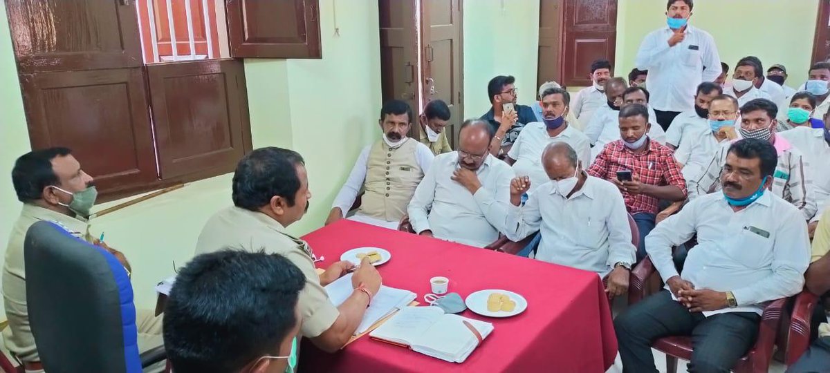 DspMandya's tweet photo. ಈ ದಿನ ಮಂಡ್ಯ ಉಪವಿಭಾಗ ಮಟ್ಟದ SC ST ಸಭೆಯನ್ನು ಆಯೋಜಿಸಿದ್ದು, ಮಂಡ್ಯ ಉಪವಿಭಾಗ ವ್ಯಾಪ್ತಿಯ ಪೊಲೀಸ್ ಠಾಣಾ ಅಧಿಕಾರಿಗಳು ಹಾಗೂ  SC ST ಮುಖಂಡರು ಹಾಜರಿದ್ದು ತಮ್ಮ ಗ್ರಾಮ ವ್ಯಾಪ್ತಿಯಲ್ಲಿನ ವಿವಿಧ ಸಮಸ್ಯೆಗಳ ಬಗ್ಗೆ ಚರ್ಚಿಸಲಾಯಿತು.@DspMandya https://t.co/FSXbtnOPc9
