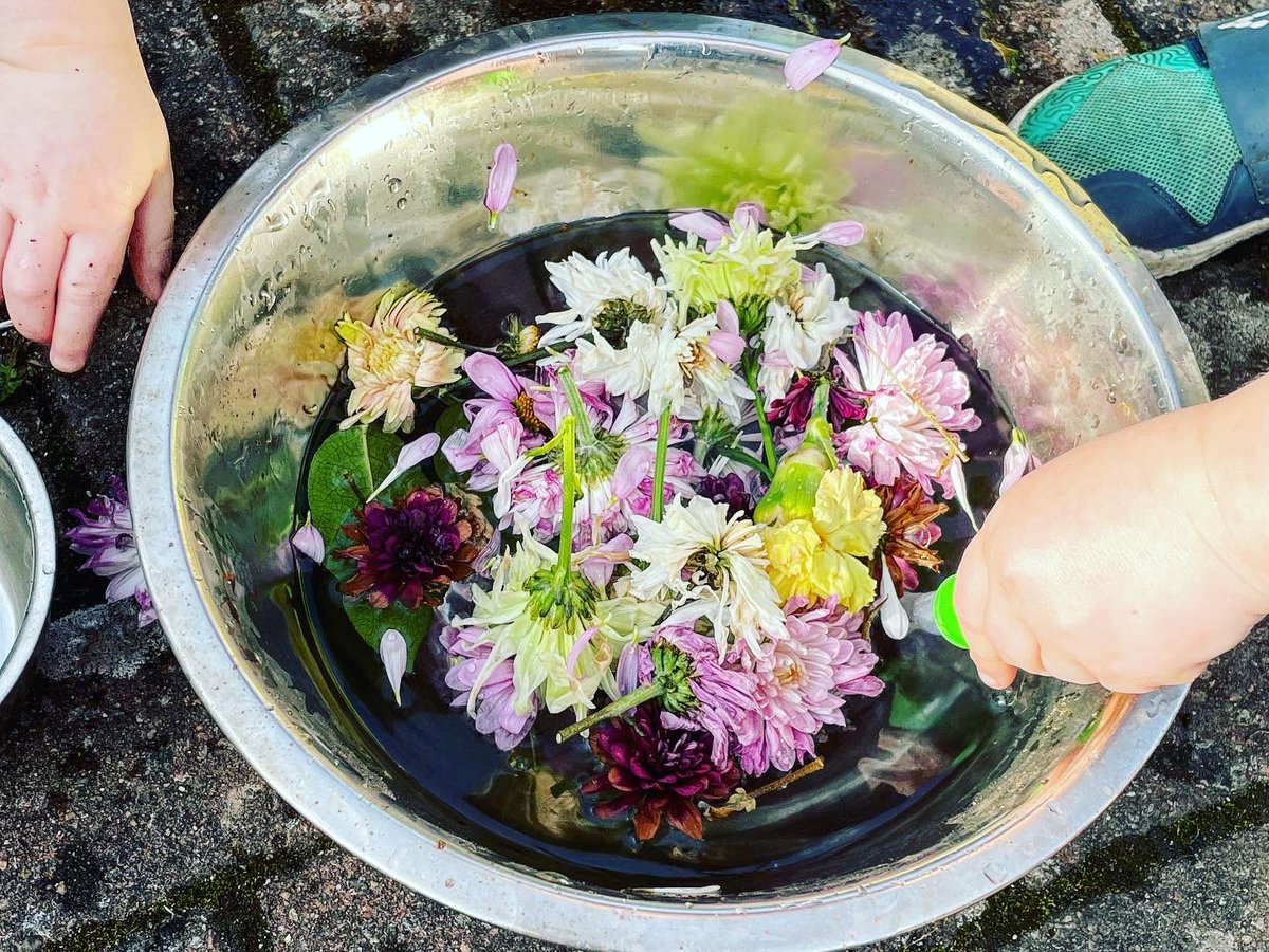 LeanneJTaylor89's tweet photo. Fun in the sun after school☀️ @rdws19 @school_ws #mudkitchen #waterplay #SpringTime #springplayideas #sensoryplay https://t.co/1ehfyBSeuP