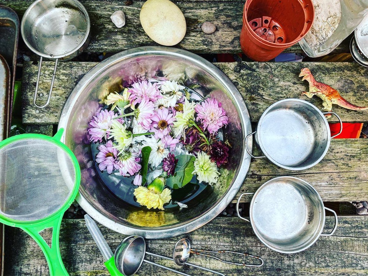 LeanneJTaylor89's tweet photo. Fun in the sun after school☀️ @rdws19 @school_ws #mudkitchen #waterplay #SpringTime #springplayideas #sensoryplay https://t.co/1ehfyBSeuP