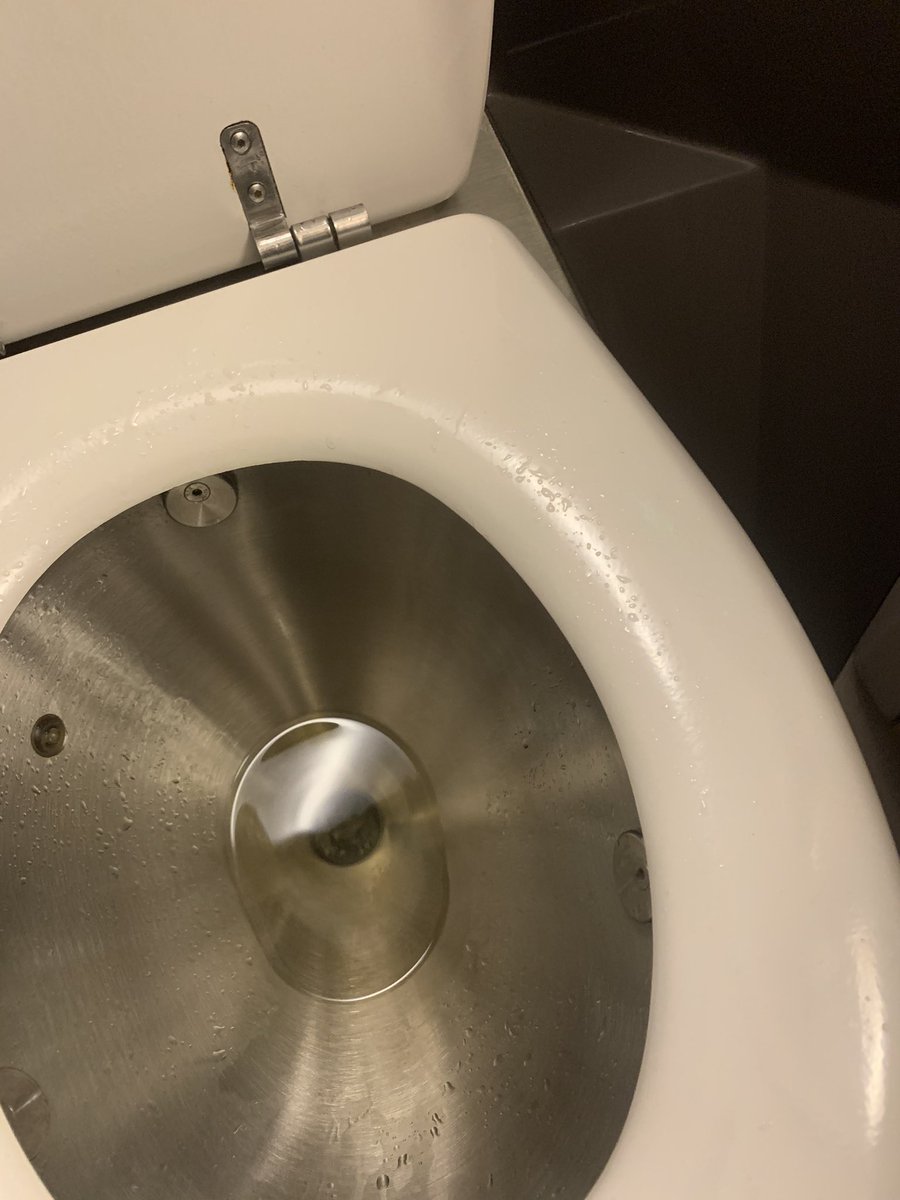moithieu's tweet photo. @tgvinoui @sncf les toilettes sales dès le départ de la gare. Par contre pour mettre des fausses boiseries sur les tablettes là il y a du monde. Ah oui, le wifi ne marche pas. https://t.co/se1fz8tzBY