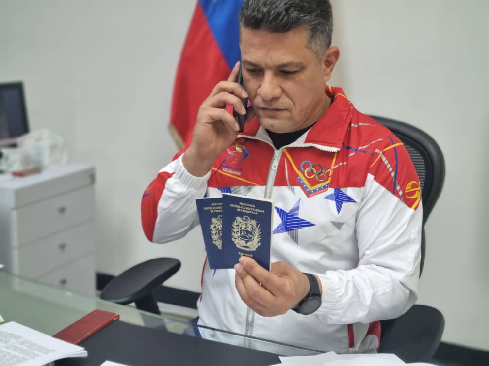 VenezuelaSaime's tweet photo. #LoDijo >> Gustavo Vizcaíno "Los pasaportes que tendrán opción a prórroga serán los del 2016 en adelante, los anteriores a esa fecha deberán solicitar una libreta nueva con vigencia de 10 años". https://t.co/knFMcSJU7F