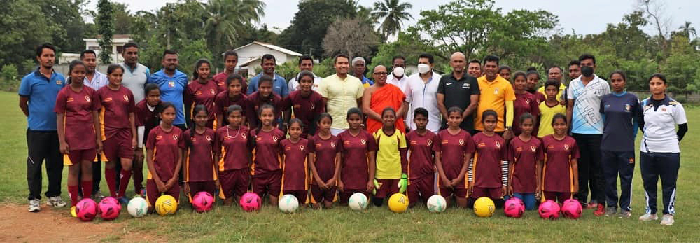 RenownFA's tweet photo. The girls from Polonnaruwa who are part of our #UnityThroughFootball project were visited by Hon. @RajapaksaNamal, Minister of Youth & Sports Affairs during a training session conducted by @OfficialFFSL
@MahelaJay @otaradel https://t.co/F923WTJil7
