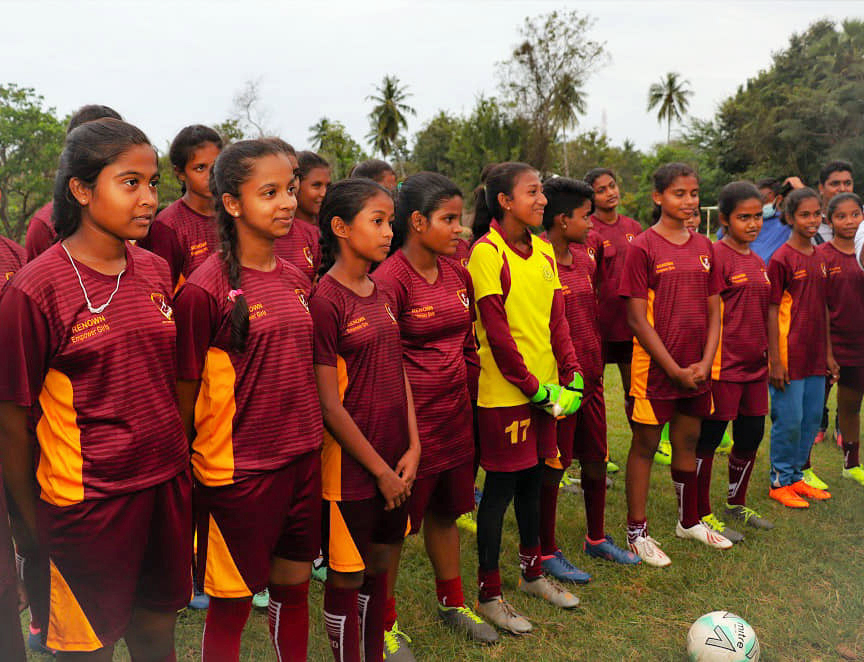 RenownFA's tweet photo. The girls from Polonnaruwa who are part of our #UnityThroughFootball project were visited by Hon. @RajapaksaNamal, Minister of Youth & Sports Affairs during a training session conducted by @OfficialFFSL
@MahelaJay @otaradel https://t.co/F923WTJil7