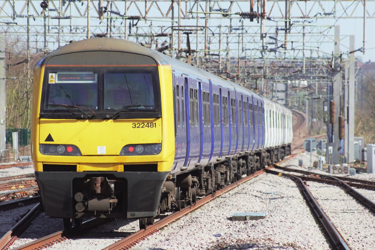ThePinkMeowstic's tweet photo. 322481 tails a Colchester Town (St Botolphs) service away from Colchester's P4 in the afternoon sun. 321338 was leading
#class321 #class322 https://t.co/8wATL4tZam