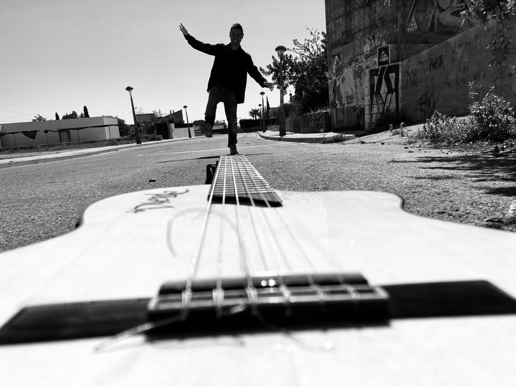 ¡Hola, familia! ¿Cómo estáis pasando la Semana Santa? 
Estoy deseando enseñaros las nuevas canciones!!!! 

#rumba #rumbacatalana #rumbaflamenca #rockespañol #artistsoninstagram #artistacallejero #cantantesespañoles #deduende #deduendeoficial #rock #forasterodelaciudad