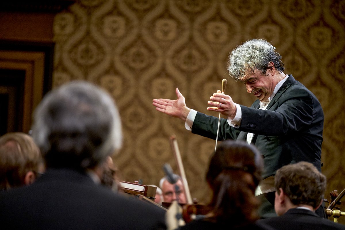 SemyonBychkov1's tweet photo. If you haven't yet watched Semyon Bychkov conduct @CzechPhil in Beethoven's 'Eroica' in a concert dedicated to medical professionals @TheRudolfinum, you can do so until this Thursday!
Watch here: https://t.co/5NPQSZ4rNZ
#classical #concertstream #Beethoven #Covid19 https://t.co/mrTQDQsSTx