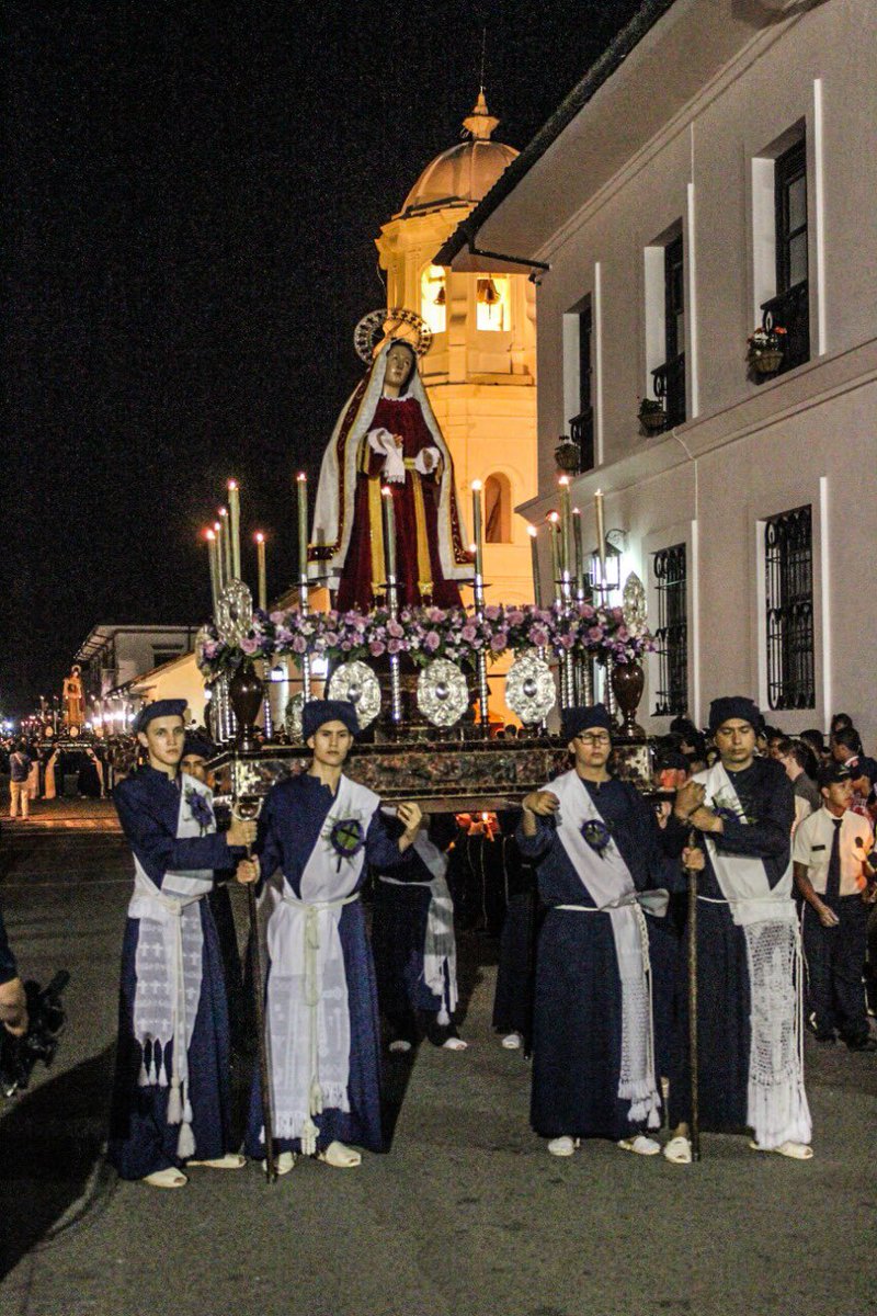 csarcristian's tweet photo. Dispongamos nuestros corazones para recibir la gracia de estos Días Santos, manteniendo la unión familiar y conservando viva una tradición que nos llena de luz y amor.

Hoy unámonos desde la distancia para que más adelante volvamos a disfrutar de la tradición juntos y con fervor. https://t.co/pExcnpB684