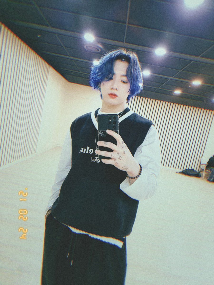 EBOYJE0N's tweet photo. gen z icon jungkook; a thread https://t.co/sB9UU1nygH