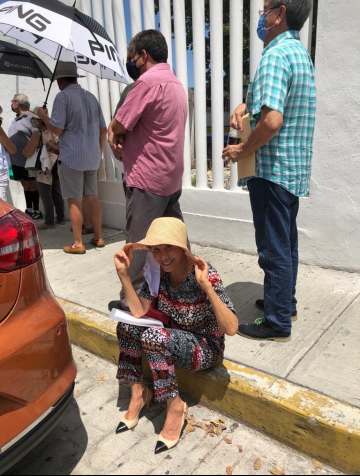 Democráticamente esperando la vacuna contra el COVID 19. Sólo me quité el cubrebocas para la foto. #Covid_19 #Hayquecuidarse #labonitavecindadvirtual