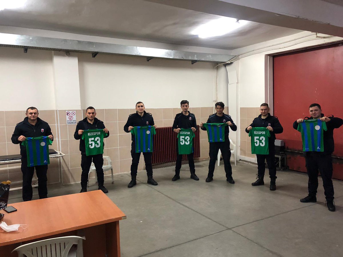 CRizesporAS's tweet photo. Rize’de bulunan Ceza İnfaz Kurumu personellerinin göstermiş olduğu özverili çalışmalara karşın kendilerine Çaykur Rizespor forması ile destek verdik. https://t.co/gzYWJQrcQz