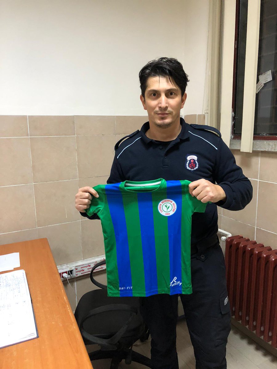 CRizesporAS's tweet photo. Rize’de bulunan Ceza İnfaz Kurumu personellerinin göstermiş olduğu özverili çalışmalara karşın kendilerine Çaykur Rizespor forması ile destek verdik. https://t.co/gzYWJQrcQz