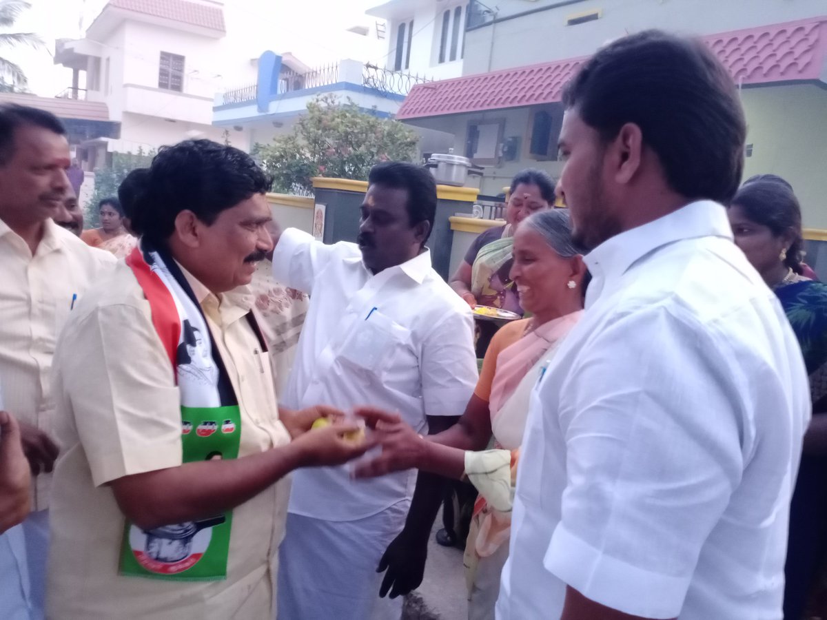 VtAjithkumar's tweet photo. உசிலம்பட்டி தொகுதியின் வெற்றி வேட்பாளர் கழ�� அமைப்புச் செயலாளர், மதுரை புறநகர் தெற்கு மாவட்ட கழக செயலாளர், உசிலை தொகுதியின் செல்லப்பிள்ளை திரு.#இ_மகேந்திரன்.,https://t.co/UY8vZ6nZrb., அவர்களுக்கு  மாமரத்துப்பட்டி கிளை கழகம் சார்பில் சிறப்பான வரவேற்பு அளிக்கப்பட்டது https://t.co/dgdOdGpvop