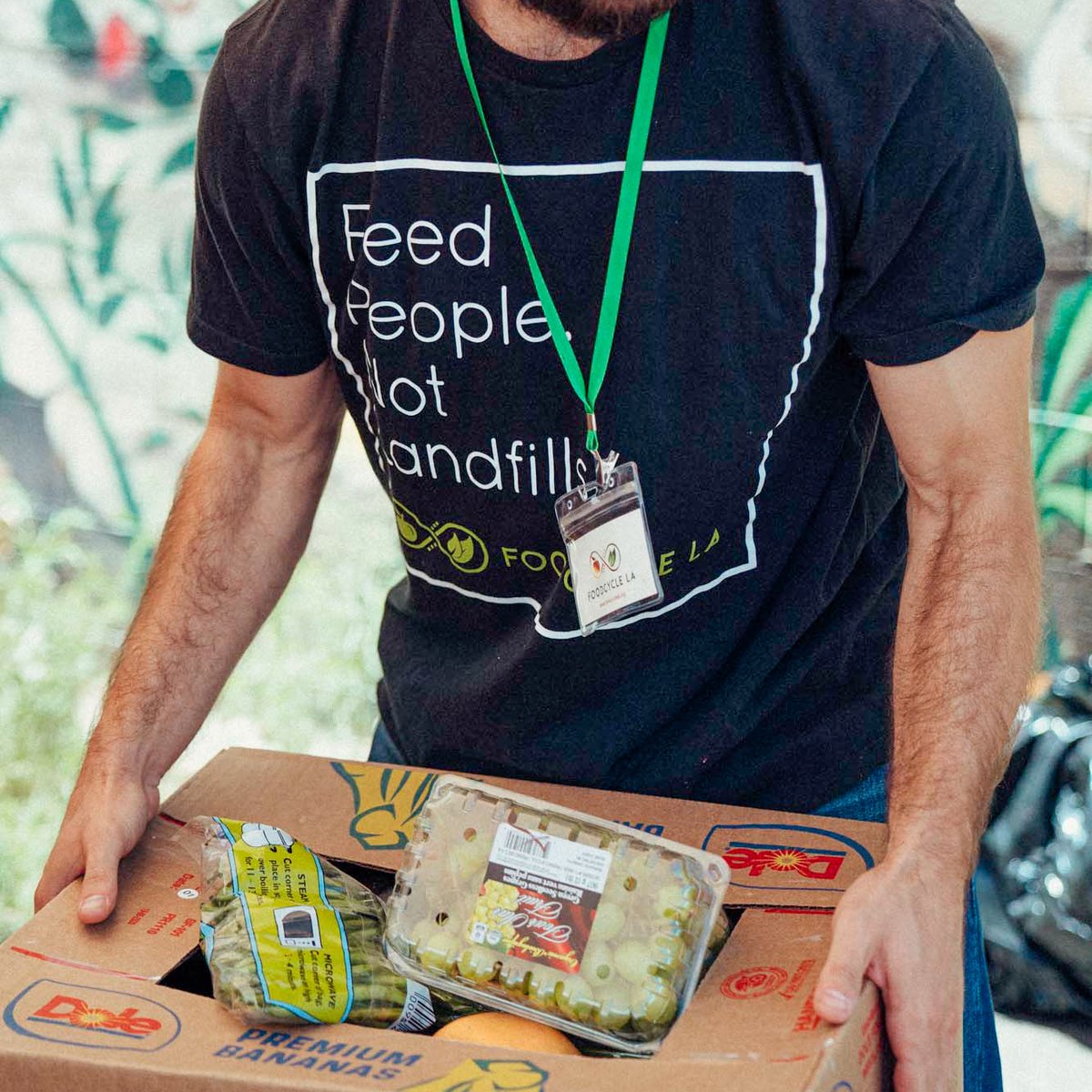 AthensServices's tweet photo. Food scarcity is a major issue, even in Los Angeles, where 1 in 7 adults and 1 in 5 children don’t get enough food to eat. Read more about how #AthensServices & @Foodcycle_LA are working together to reduce food insecurity 🥑🍅🥕 https://t.co/hQAOOdOVyV #TheAthensWay #recycLA https://t.co/N6pi6P9M1R