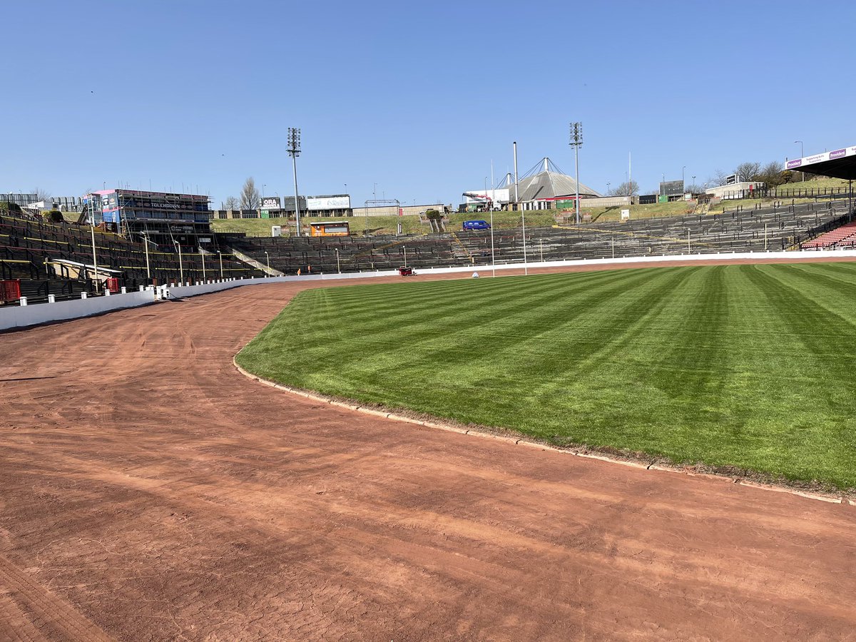 SpeedwayHumans's tweet photo. To all those who said #Odsal would never have a track back in it... @startraxracing have done an amazing job 😍 https://t.co/3ACujGCvj7