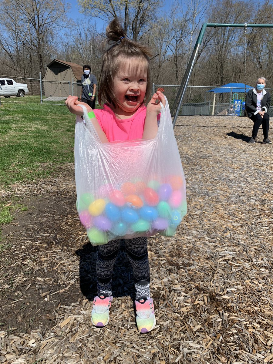 vanessawalkermu's tweet photo. Egg Hunt time babyyyyy! Building relationships and making memories, what it’s all about! @rhandrewselem https://t.co/qsregH1nbd