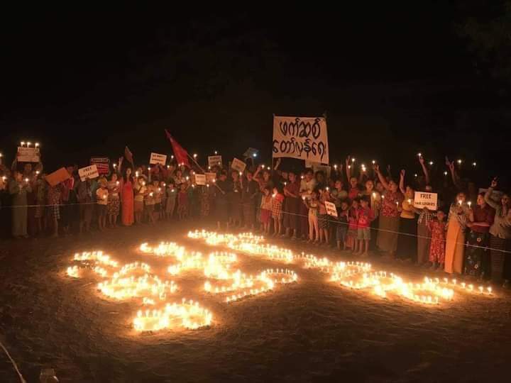 XueMei01's tweet photo. Anti dictatorship and Fascist Revolution night strike in Singu township, Mandalay Region !

ABOMINABLE CRUELTY
#WhatsHappeningInMyanmar 
#Mar30Coup https://t.co/LRFuhaLvZa