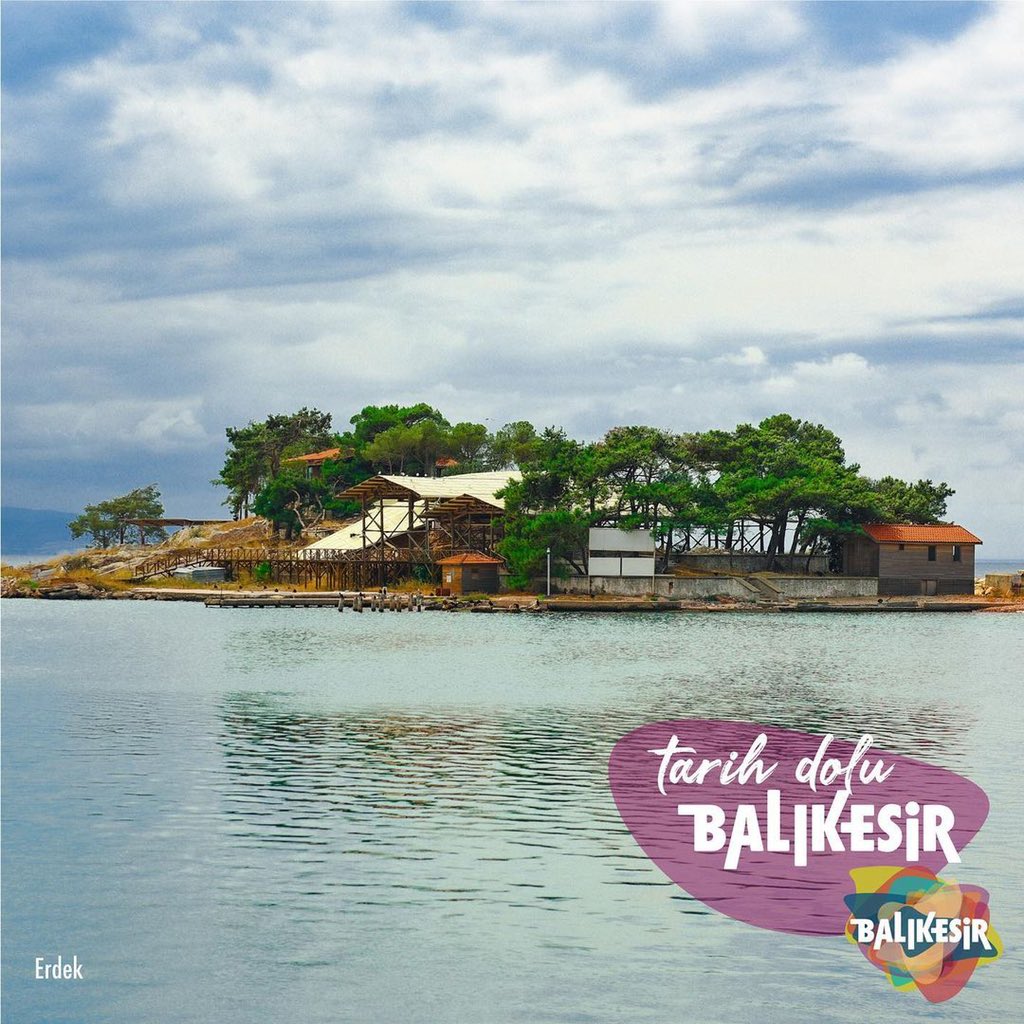 erdekpage's tweet photo. Bakma öyle küçük durduğuna, kaç medeniyete tanıklık etmiş bir bilsen!

Evliya Çelebi’nin Seyahatname’sinde ismi geçen, Erdek’in sembolü haline gelen, adını üzerinde bulunan iki zeytin ağacından alan Zeytinli Ada. Adada bulunan değerler ise köklü bir arkeoloji hazinesi. https://t.co/H7g0wWjVqG