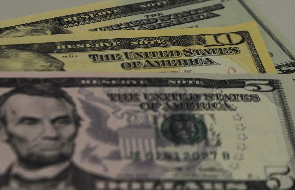 JovemPanNews's tweet photo. Dólar cai com troca em ministérios e saída de militares; Bolsa sobe.

https://t.co/FyfqbsMZE0 https://t.co/mCqeMP12Zg