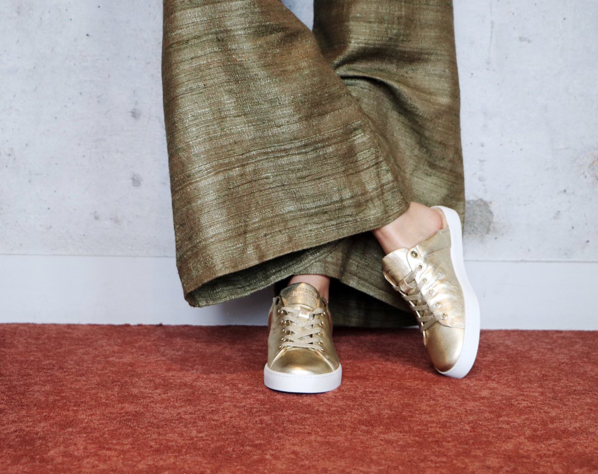 baronpapillon_'s tweet photo. Les premiers rayons de soleil sont là, nos baskets mules sont idéales pour cette mi-saison ! Design et confortable, elles seront également parfaite pour le télé-travail ! (Blague à part, bien entendu!) 
Disponible en différents coloris pour femme et homme sur notre site internet. https://t.co/8VCueSlW54