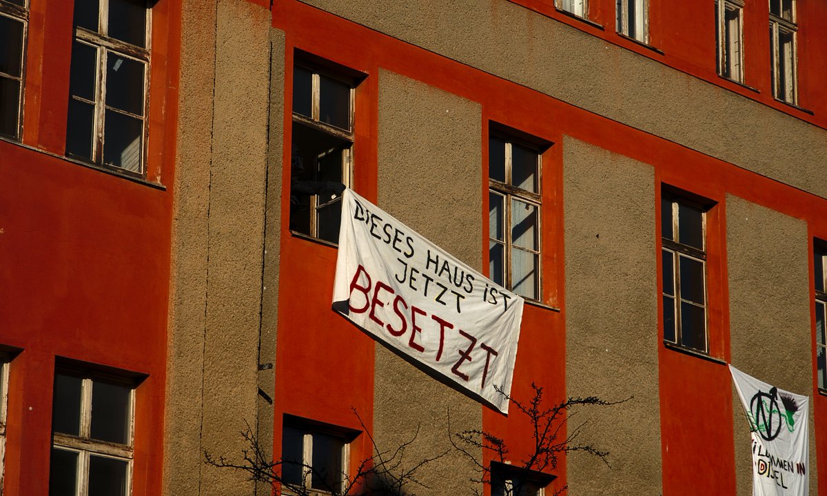 mic_weiland's tweet photo. Die seit heute morgen bestehende Hausbesetzung in der Erfurter Strasse in #Weimar ist bereits beendet. Die Besetzenden verließen das Gebäude nach einem Ultimatum der Polizei. Neben dem Eigentümer waren auch Mitglieder der Stadtspitze vor Ort.

https://t.co/y7CFgW0cmO

#WE3003 https://t.co/oIMlEcvaqm