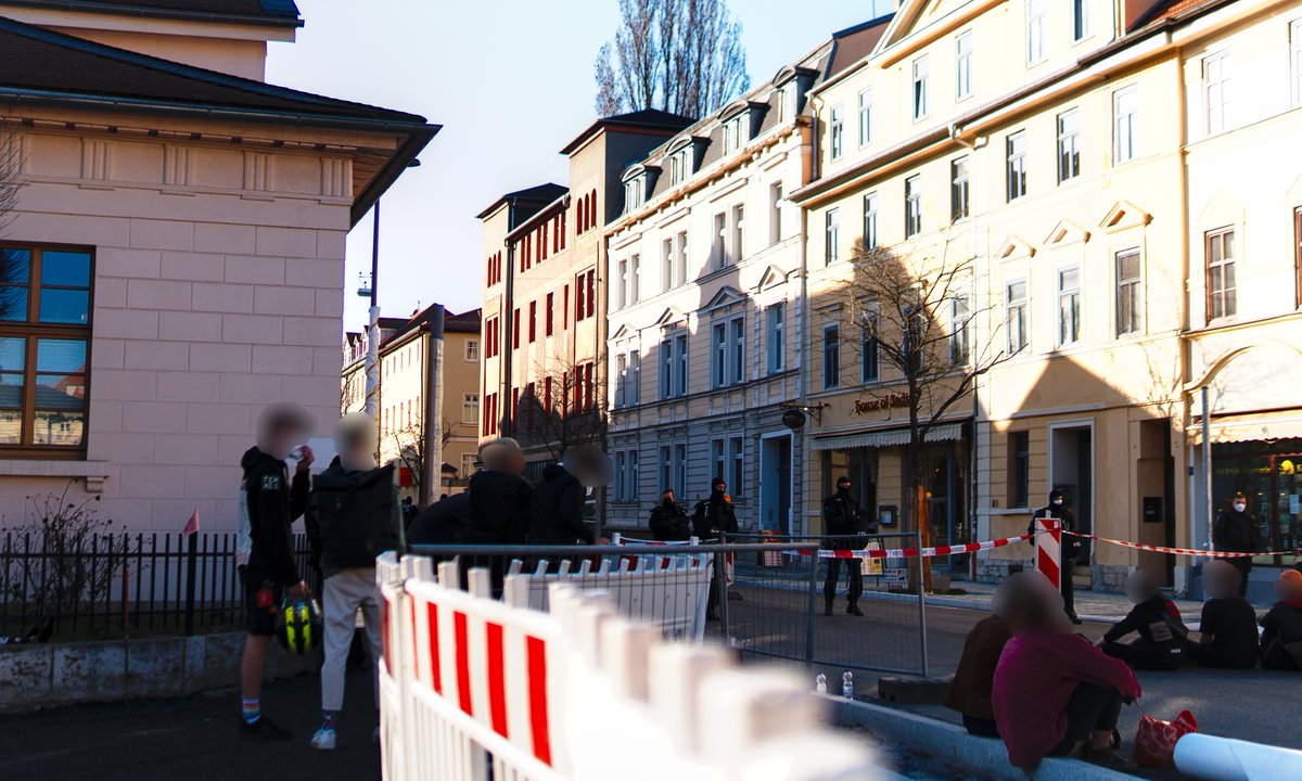 mic_weiland's tweet photo. Die seit heute morgen bestehende Hausbesetzung in der Erfurter Strasse in #Weimar ist bereits beendet. Die Besetzenden verließen das Gebäude nach einem Ultimatum der Polizei. Neben dem Eigentümer waren auch Mitglieder der Stadtspitze vor Ort.

https://t.co/y7CFgW0cmO

#WE3003 https://t.co/oIMlEcvaqm