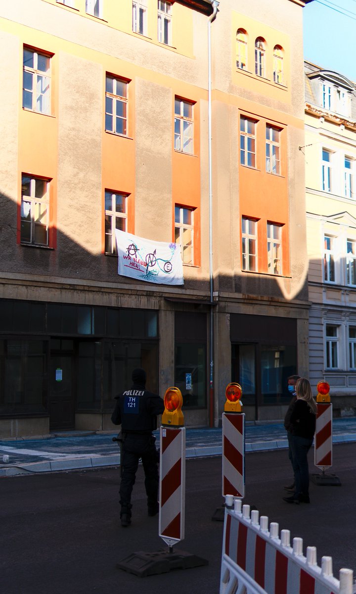 mic_weiland's tweet photo. Die seit heute morgen bestehende Hausbesetzung in der Erfurter Strasse in #Weimar ist bereits beendet. Die Besetzenden verließen das Gebäude nach einem Ultimatum der Polizei. Neben dem Eigentümer waren auch Mitglieder der Stadtspitze vor Ort.

https://t.co/y7CFgW0cmO

#WE3003 https://t.co/oIMlEcvaqm