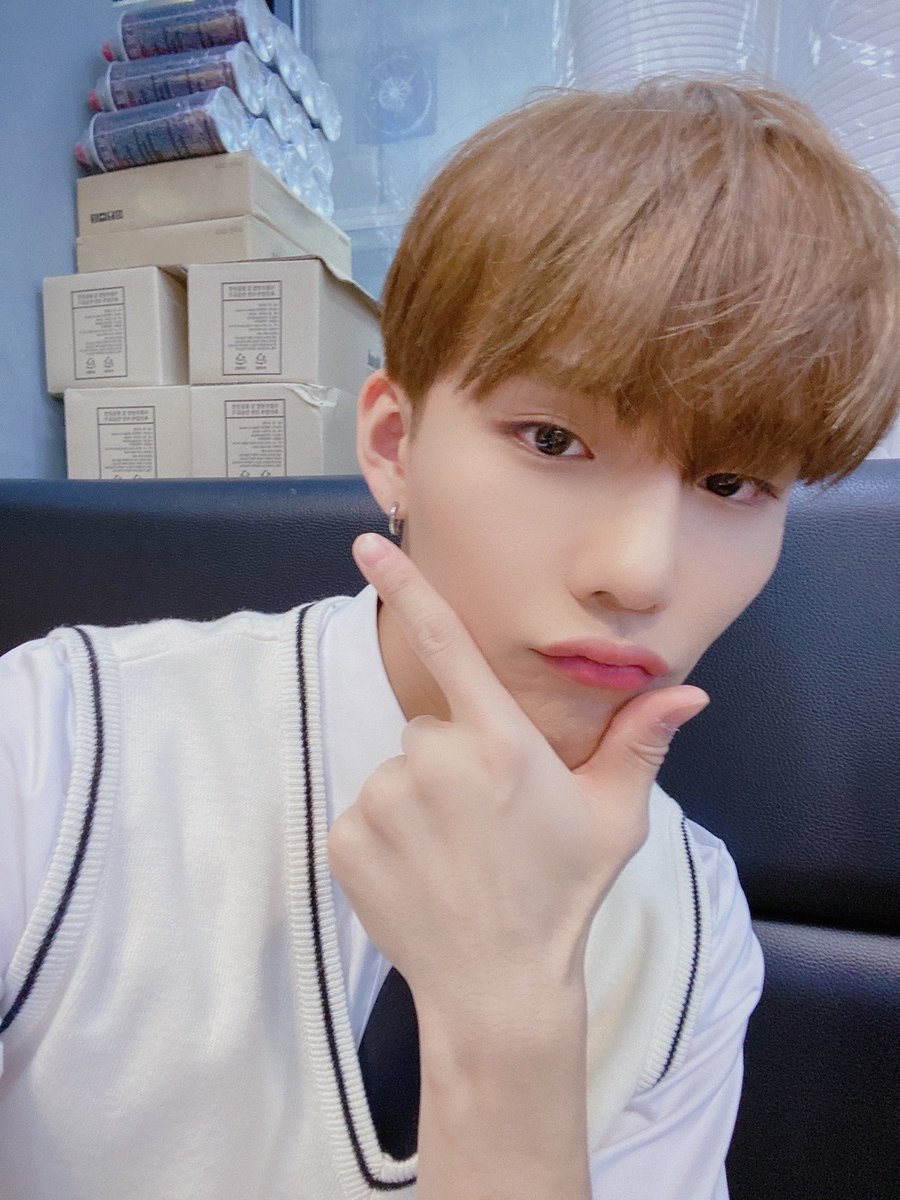 SpainCix's tweet photo. {ACT/PICS}300321

Actualización en la cuenta de CIX_twt con #Seunghun

"Actué por primera vez!🐶
Por favor mirad Turn: The Street que es estrenado mañana~"

#CIX #FIX #승훈 #김승훈 #내편들 #내뽀뽀들 #KIMSEUNGHUN #SEUNGHUN #スンフン #턴더스트릿 https://t.co/6Wn4fvCWu8