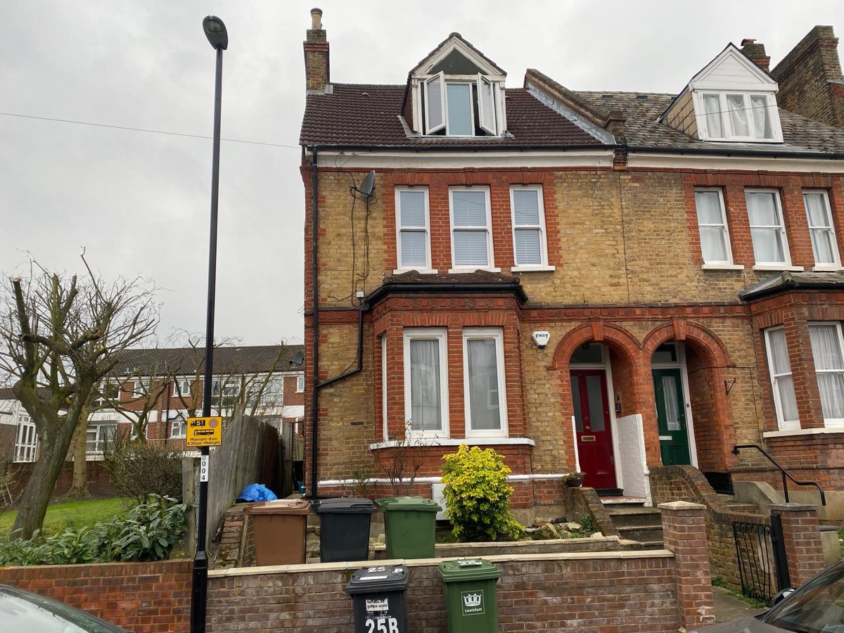 ArnoldAuctions's tweet photo. Weds 7th April midday sees our next remote bidding only #propertyauction. If you are looking to #invest in a property, we have some fantastic lots like this 2 bedroom split level garden flat in #London #SE23 – click here for full property details https://t.co/WqDoAiS5mT https://t.co/amaeRciGGv