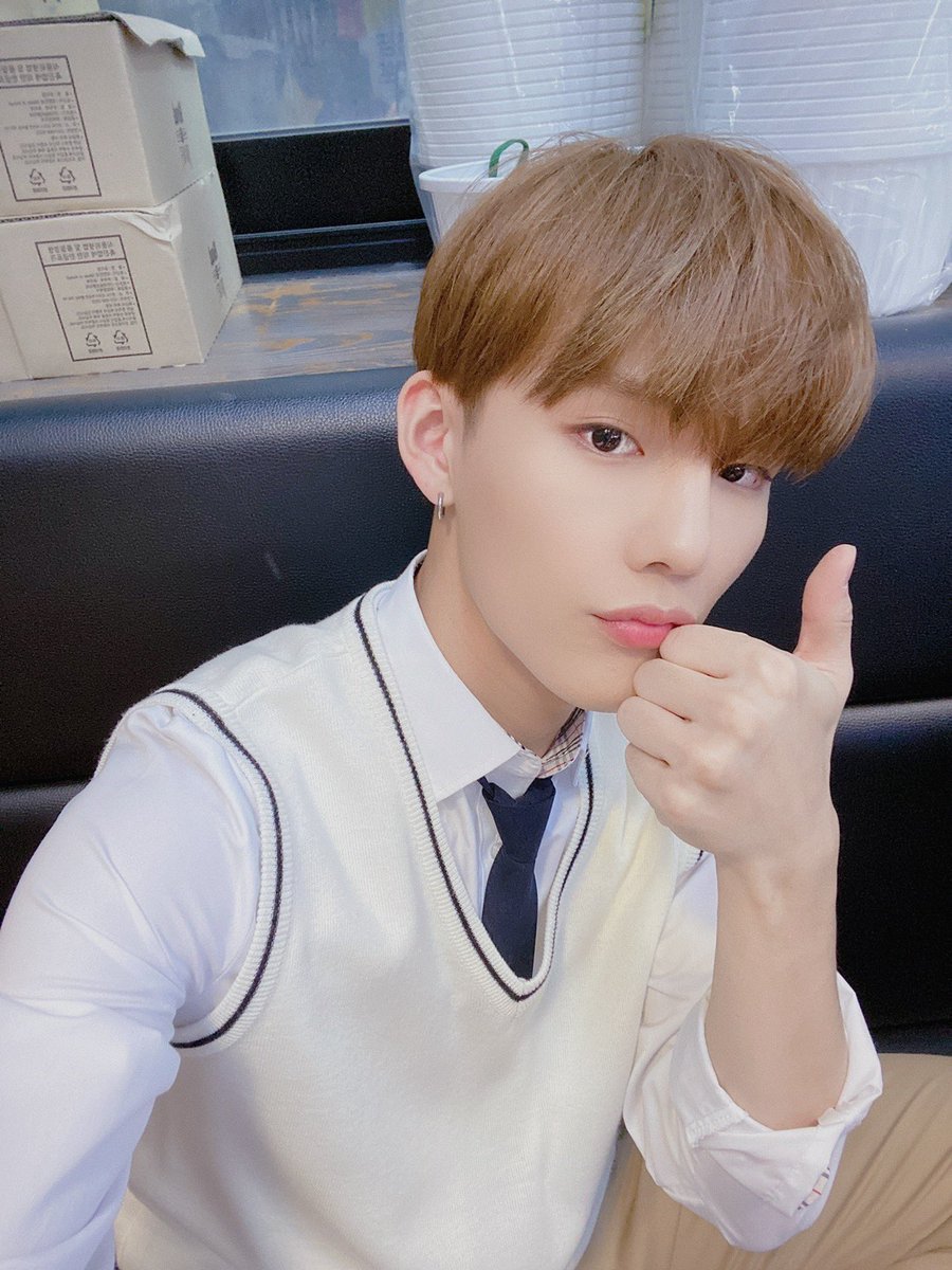 SpainCix's tweet photo. {ACT/PICS}300321

Actualización en la cuenta de CIX_twt con #Seunghun

"Actué por primera vez!🐶
Por favor mirad Turn: The Street que es estrenado mañana~"

#CIX #FIX #승훈 #김승훈 #내편들 #내뽀뽀들 #KIMSEUNGHUN #SEUNGHUN #スンフン #턴더스트릿 https://t.co/6Wn4fvCWu8