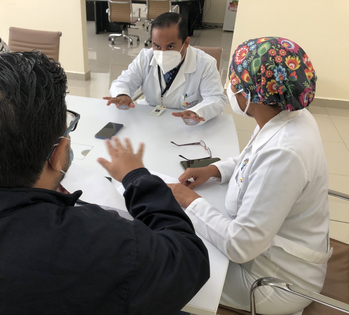 HGuayaquil's tweet photo. #AHORA | @PauloBonillaA, Director Asistencial @HGuayaquil mantiene reunión de trabajo con Subdirectores de Especialidades Clínicas y Medicamentos, con el fin de implementar estrategias para la correcta distribución de fármacos e insumos hospitalarios. #ActivadosPorLaSalud https://t.co/dIkhbPQdik