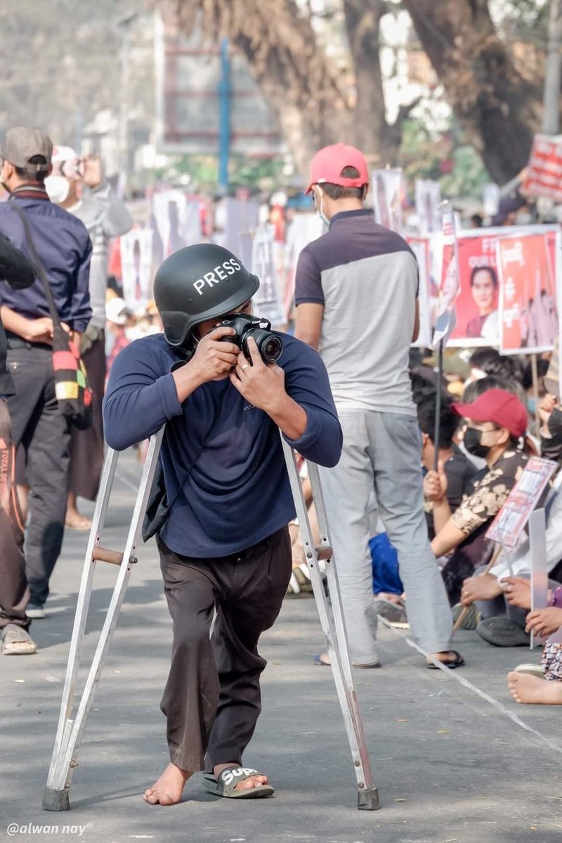 #MYANMAR Very strong photo of the journalist Salai Mazawn covering the protests against the military junta during the #BurmaCoup in Kale Township, Sagaing Region. 

#WhatsHappeningInMyanmar