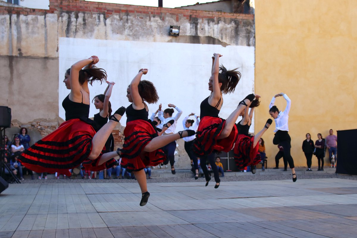PrimaverArt's tweet photo. Presentem les diverses propostes per aquest PrimaverArt 2021

Divendres 9 d'abril 

Com cada any comencem amb la música i la dansa

📍Plaça Francesc Macià
🕕 18.00
💃🪕🎤 Fàbrica de Talents

amb l'Escola de Música del Morell i l'activitat de Dansa de l'Escola Ventura Gassol. https://t.co/5z5cS817qR