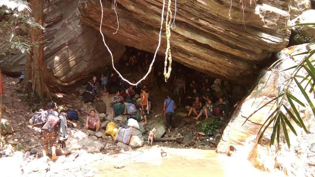 PaingPhyoeThu9's tweet photo. The Junta's Terrorists are using air strikes to attack  #Karen_National_Union on daily basis. On 30th,March, 6 civilians got killed and 11 wounded in #Nyaunglebin. 12,000 refugees on the run.
#WhatsHappeningInMyanmar
#Mar31Coup https://t.co/85DWj0lOfd