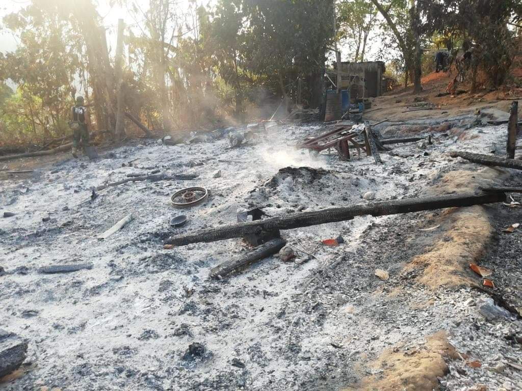 PaingPhyoeThu9's tweet photo. The Junta's Terrorists are using air strikes to attack  #Karen_National_Union on daily basis. On 30th,March, 6 civilians got killed and 11 wounded in #Nyaunglebin. 12,000 refugees on the run.
#WhatsHappeningInMyanmar
#Mar31Coup https://t.co/85DWj0lOfd