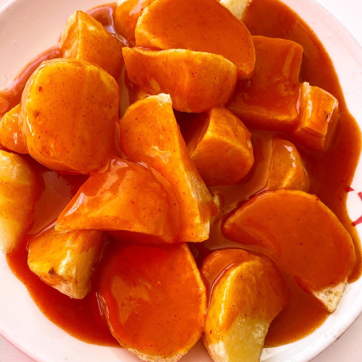 lsuarezdelezo's tweet photo. Qué buen bar madrileño es #Docamar. Una de las mejores bravas de la ciudad. Con un consumo, antes de pandemia, de 700 kg diarios de patata y 24.000 litros al año de salsa brava. Ahora, con la terraza tan buena que tienen, da gusto ver así los bares
#QuébiensecomeenMadrid https://t.co/x7rHnIK8md