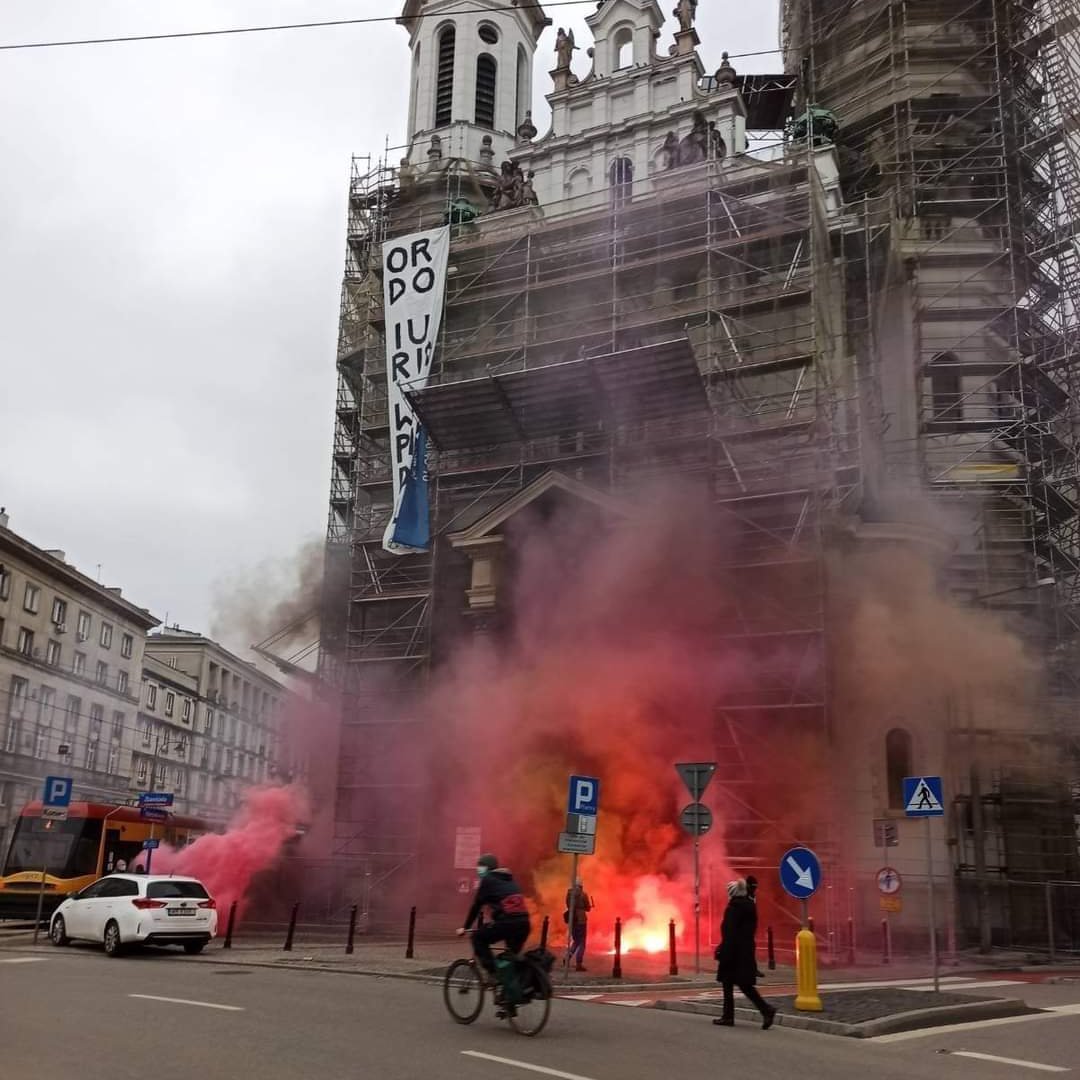 sbalcerac's tweet photo. Warszawa Plac Zbawiciela. Ciekawe co robi ABW i @Policja_KSP? https://t.co/tUBsq2Cflm