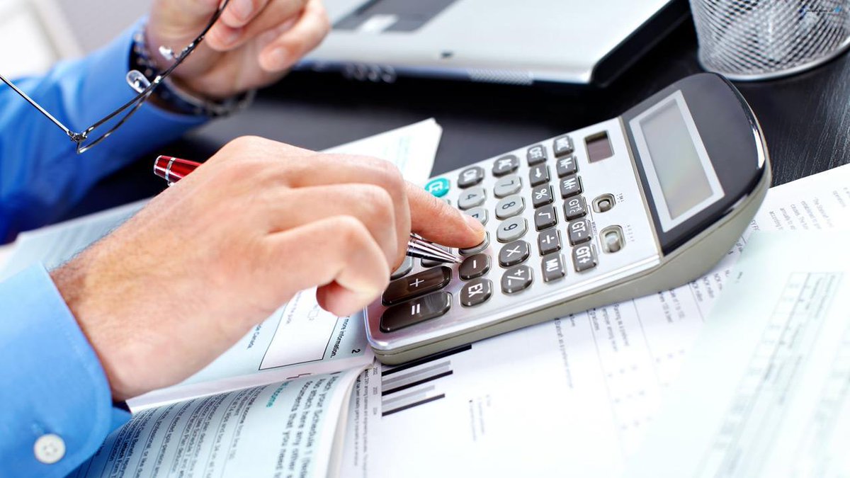 И платить в местную. 700 рублей на столе. Налоги картинки. И платить в местную. Зарплата.