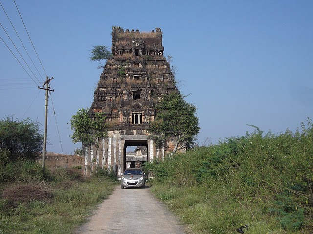 ishafoundation's tweet photo. Around the 16th century, the Varadaraja Perumal temple at Baburayanpettai was built &amp; nurtured by a nobleman named Babu Rayar on 10 acres. What flourished for centuries has now all but perished. #FreeTNTemples
Give a missed call to 83000 83000 to show your support. https://t.co/H7zk0JYlWK