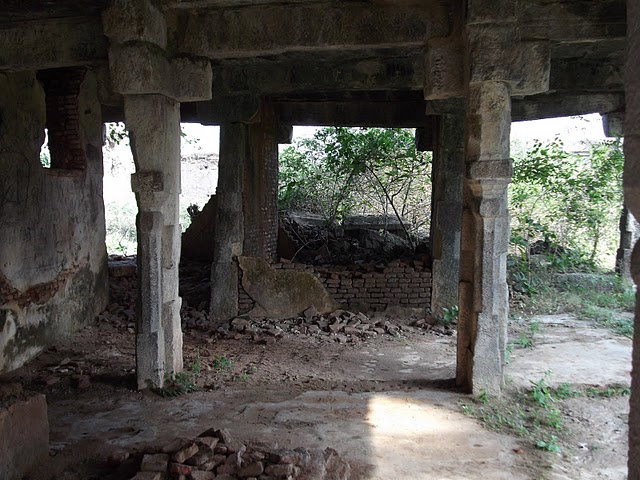 ishafoundation's tweet photo. Around the 16th century, the Varadaraja Perumal temple at Baburayanpettai was built &amp; nurtured by a nobleman named Babu Rayar on 10 acres. What flourished for centuries has now all but perished. #FreeTNTemples
Give a missed call to 83000 83000 to show your support. https://t.co/H7zk0JYlWK