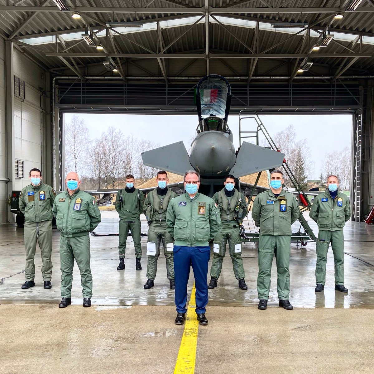 giorgiomule's tweet photo. L’Italia, grazie all’eccellente lavoro dei suoi militari, è uno dei pochi Paesi al mondo a garantire gli stessi standard operativi e di sicurezza sia in Patria che all’estero. Complimenti ai nostri ragazzi dell’#AeronauticaMilitare! 🇮🇹
#98AM https://t.co/Vz0oDKm8hF