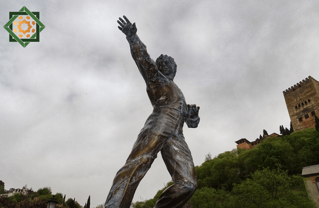 Granada_Tours's tweet photo. ⭐#MarioMaya comenzó bailando para turistas en las cuevas del #Sacromonte y acabó recibiendo el Premio Nacional de Danza en 1992. Podemos admirar su #escultura, obra de Miguel Moreno, en el #PaseodelosTristes.
#Granada #Flamenco #turismo #arte https://t.co/iUkQBdEE43