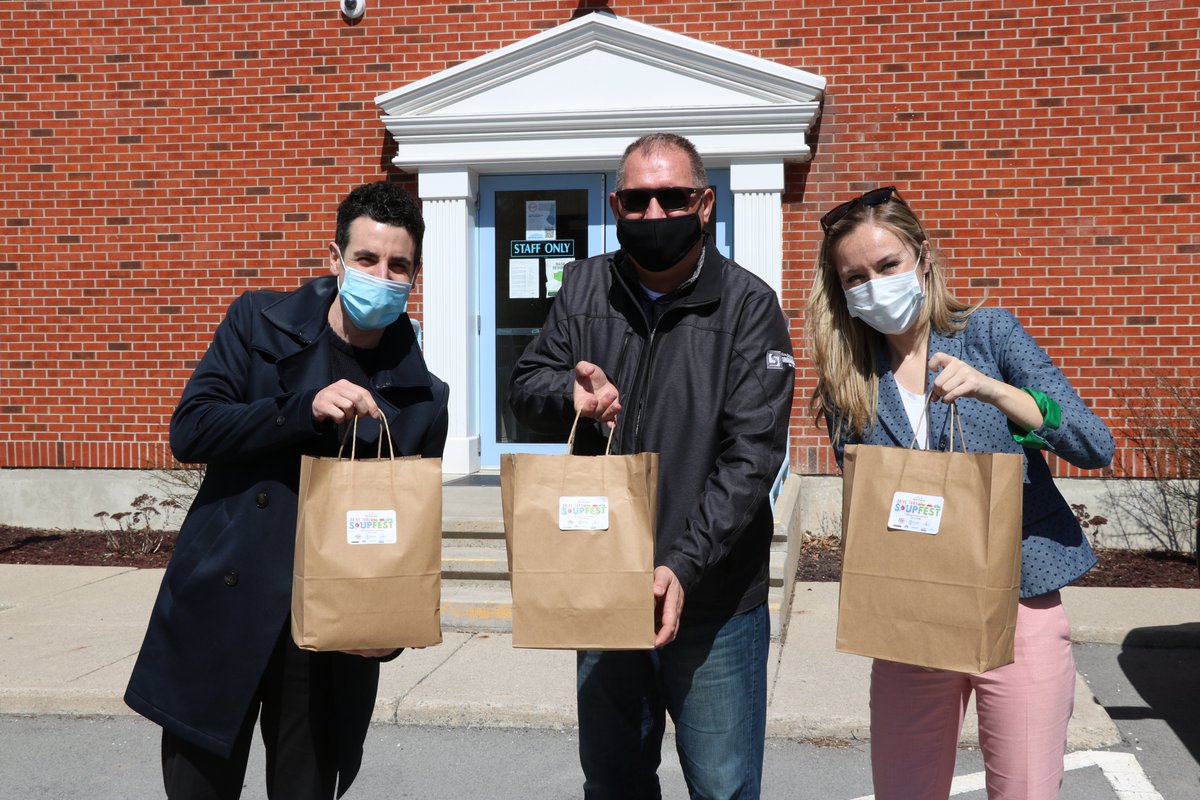 COMMUNITY EVENT🥣 | Mayor Steele and City staff members made a stop by <a href="/PortCares/">Port Cares</a> to #PORTicipate and pick up their soup from the 2021 Drive-Thru SoupFest! 

Did you get a ticket for this sold out event?