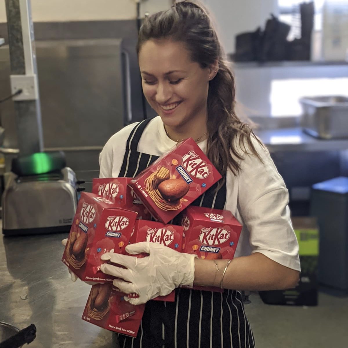 YummyTim's tweet photo. Making a difference to people’s life’s when it really mattered 

Moved into the pub. Cooked 150 meals + everyday with @apavementaway @Thomas_Franks_ she is an absolute super ⭐️ &amp; represents EVERYTHING that is GREAT about Hospitality ❤️ 👏👏👏 Emma 

#PublicanAwards https://t.co/EQj2CP1XLK